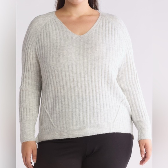 New! Brand new! Vince Camuto Cozy Gray Ribbed V-Neck Sweater - Picture 6 of 15
